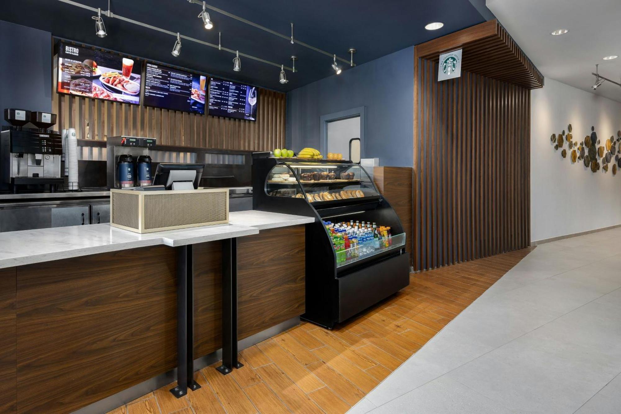 Courtyard By Marriott Downtown Hotel