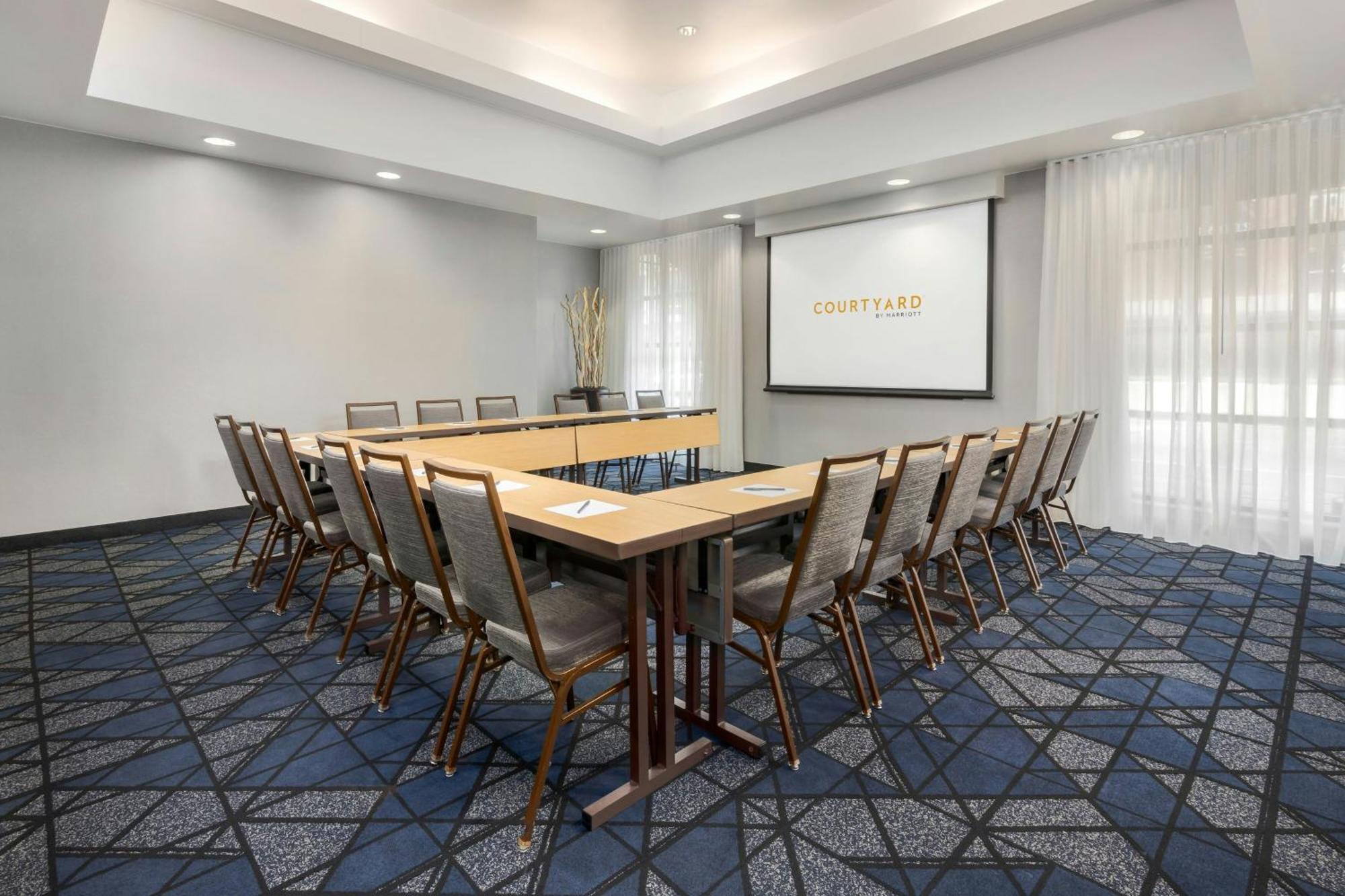 Courtyard By Marriott Downtown Hotel 3*