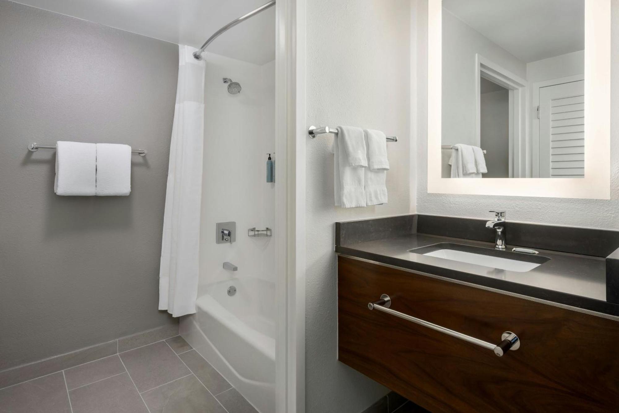 Courtyard By Marriott Downtown