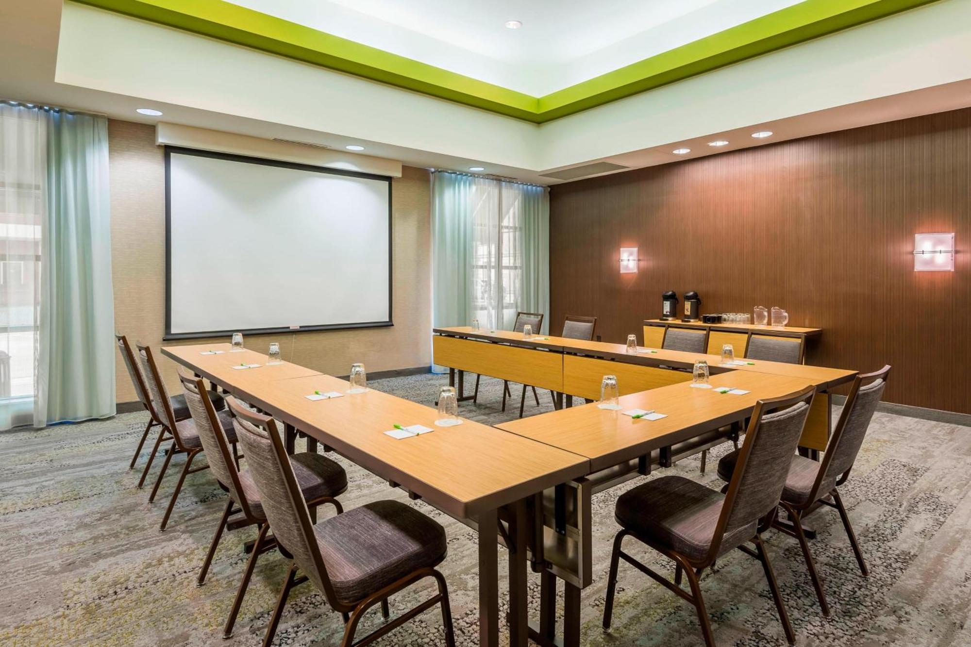 Courtyard By Marriott Downtown