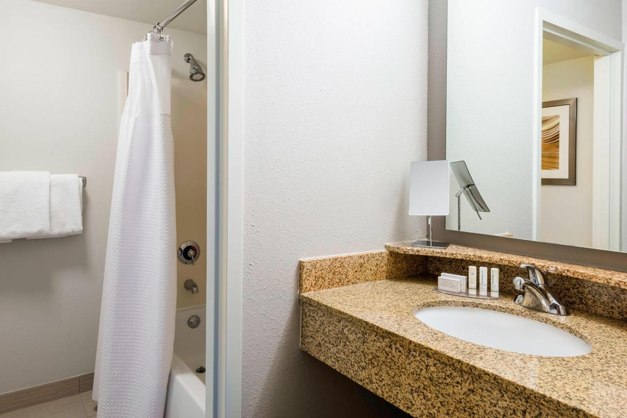 Courtyard By Marriott Downtown Hotel