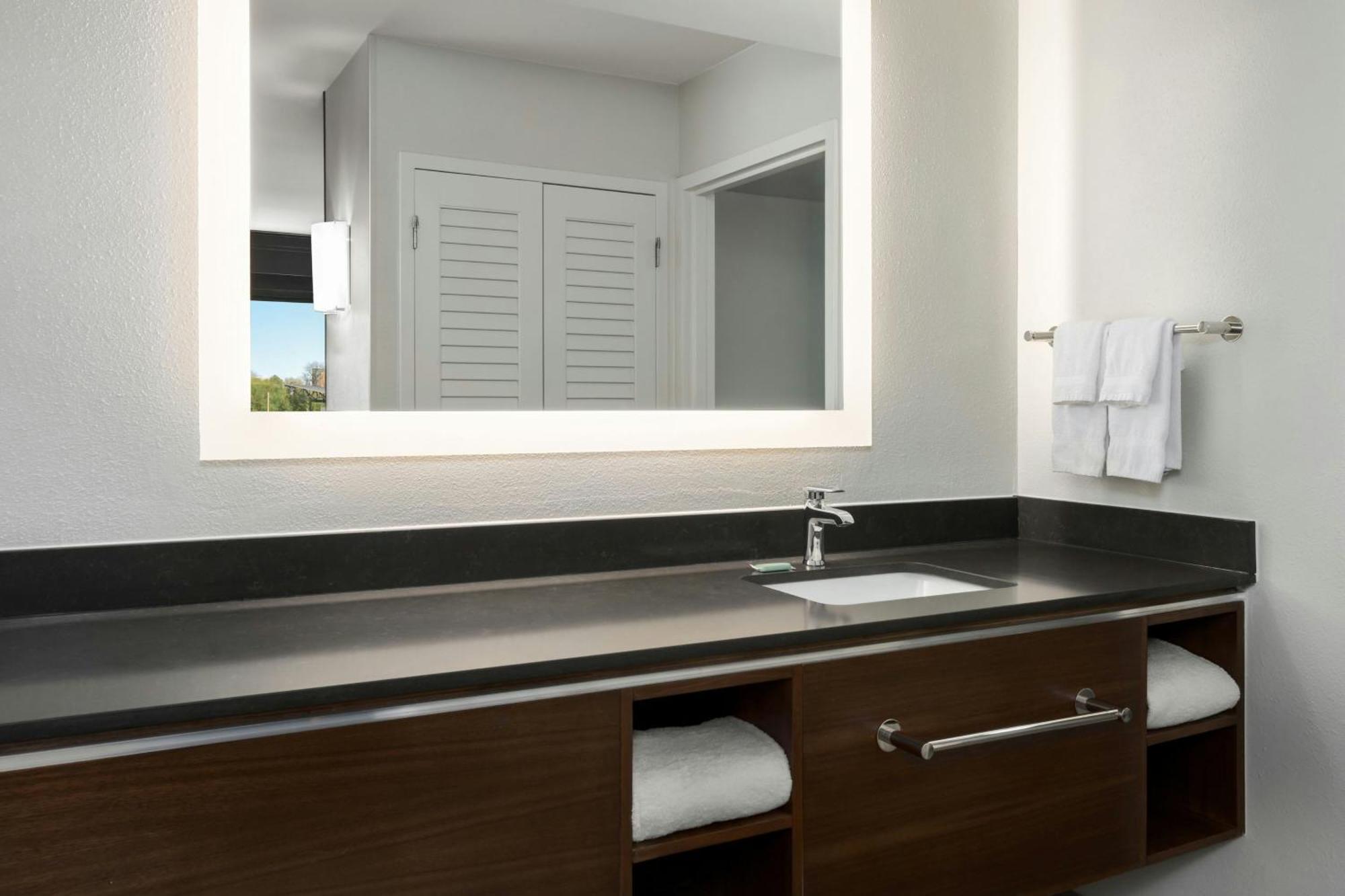 Courtyard By Marriott Downtown 3*