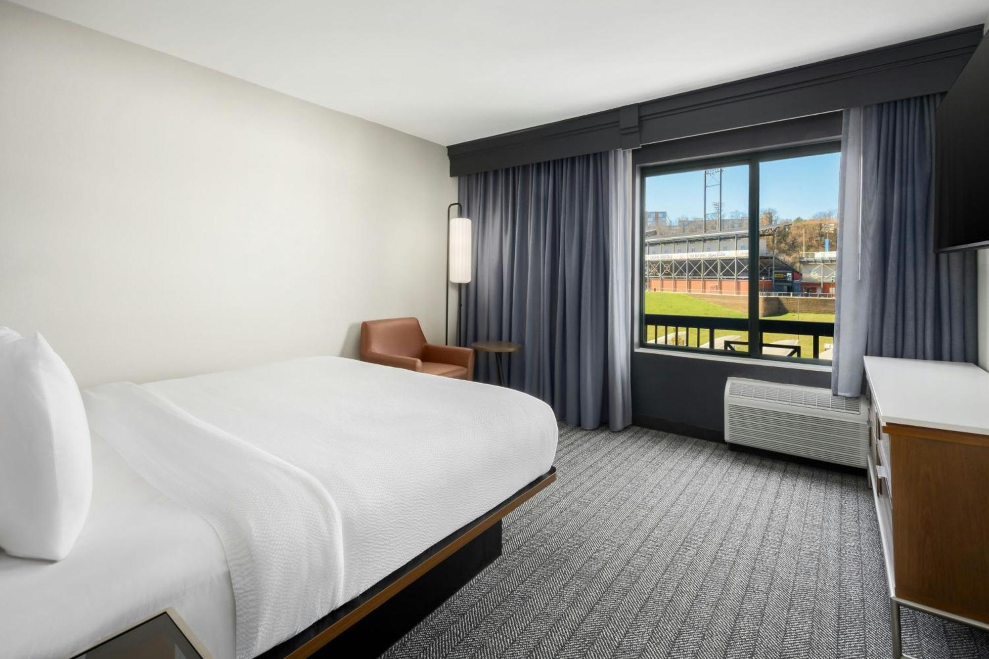 Courtyard By Marriott Downtown Hotel