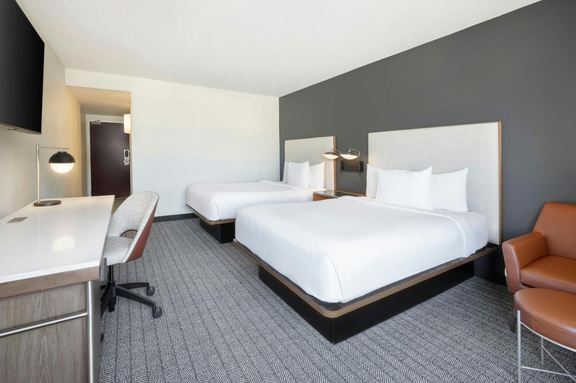 Courtyard By Marriott Downtown Hotel